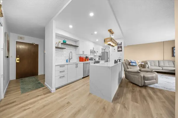 1025 Richmond RD #204, Woodroffe, ON K2B 8G8