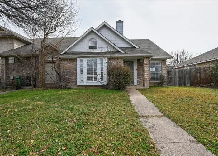 6611 Olivewood Drive, Arlington, TX 76001