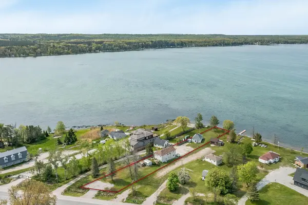 5632 Penetanguishene RD, Springwater, ON L0L 1P0