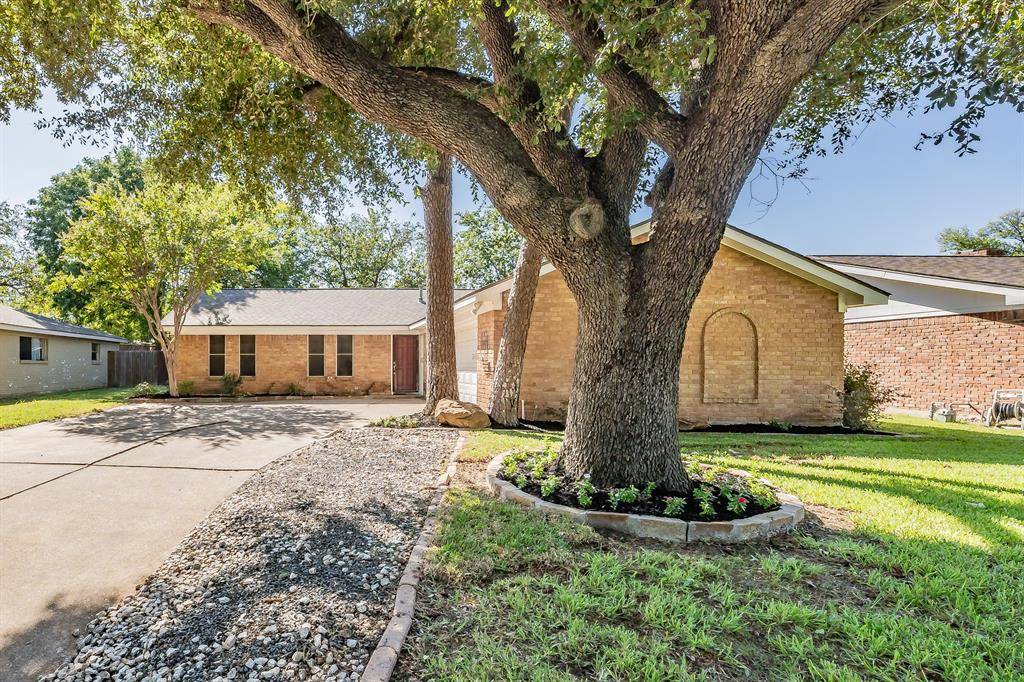 821 Prestwick Street, Bedford, TX 76022