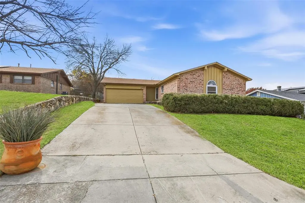 7833 Davenport Avenue, Fort Worth, TX 76116