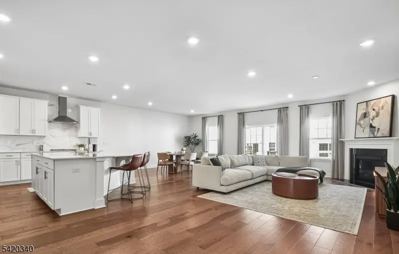 36 Ventura Dr, East Hanover Twp., NJ 07936