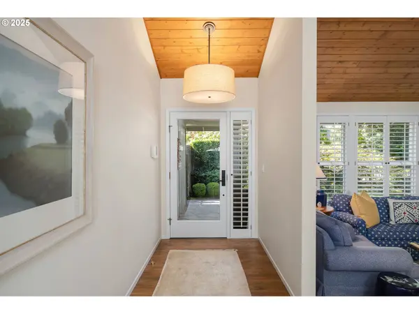 11330 SW LYNNVALE DR, Portland, OR 97225