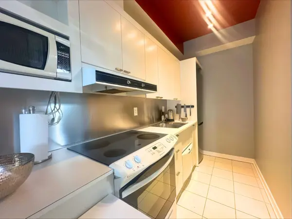 111 Elizabeth ST #1721, Toronto C01, ON M5G 1P7