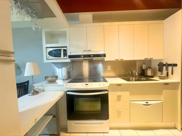 111 Elizabeth ST #1721, Toronto C01, ON M5G 1P7