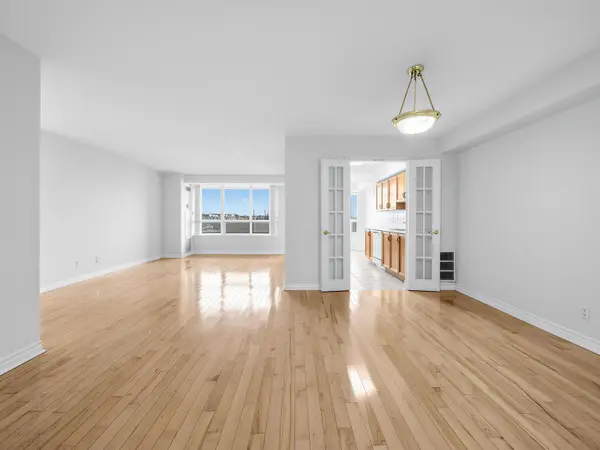 35 Kingsbridge Garden CIR #505, Mississauga, ON L5R 3Z5