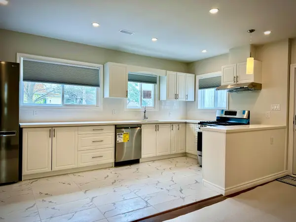 831 Beach BLVD #101, Hamilton, ON L8H 6Z2