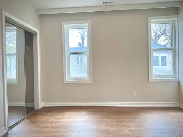 831 Beach BLVD #101, Hamilton, ON L8H 6Z2