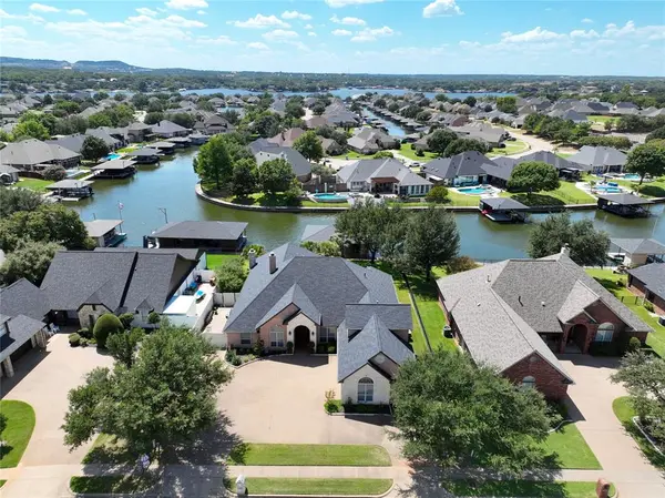 2208 Waters Edge Drive, Granbury, TX 76048