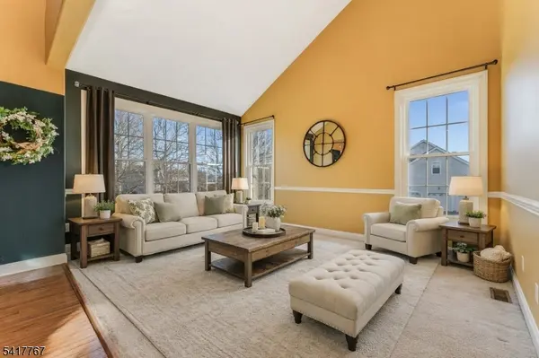 12 Foxwood Ln, Lopatcong Twp., NJ 08865