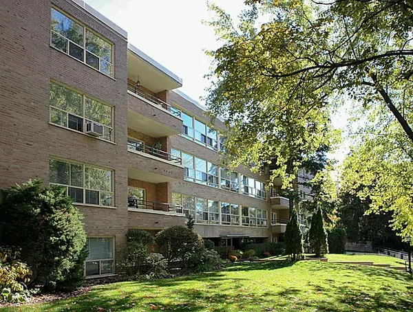 45 Glen RD #106, Toronto C09, ON M4W 2V2