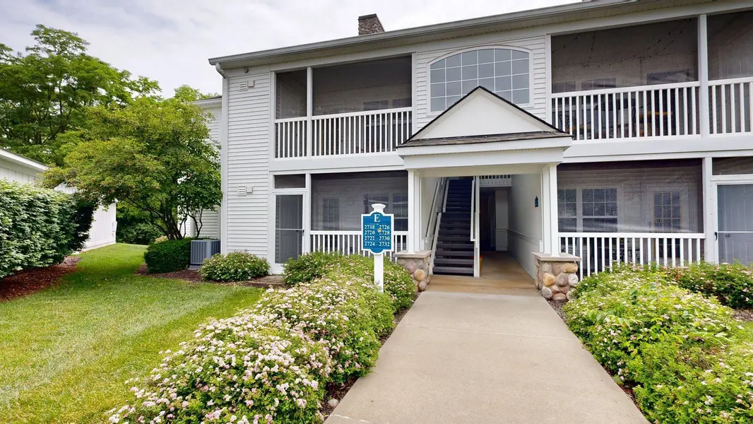 2718 S Knightsbridge CIR, Ann Arbor, MI 48105