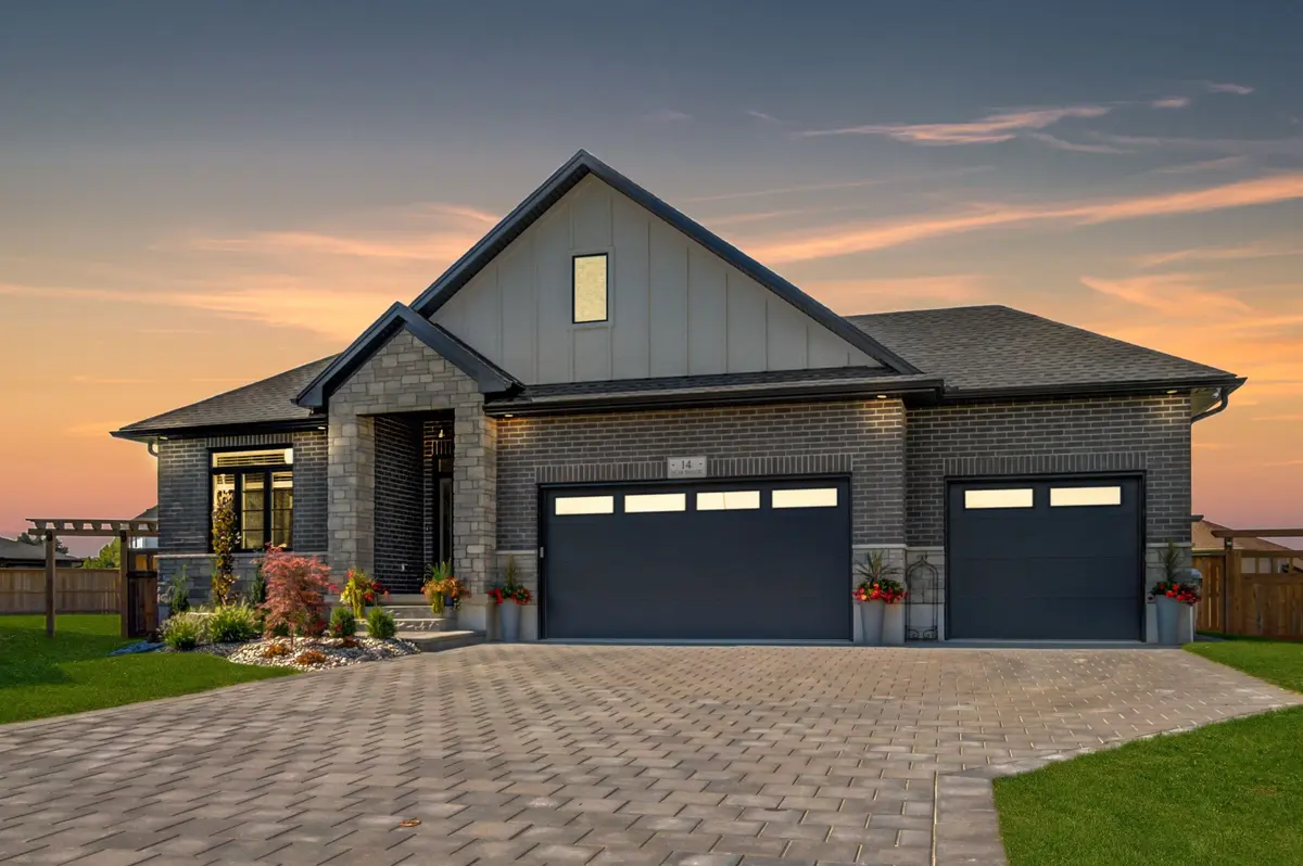 283 Elizabeth ST, Southwest Middlesex, ON N0L 1M0