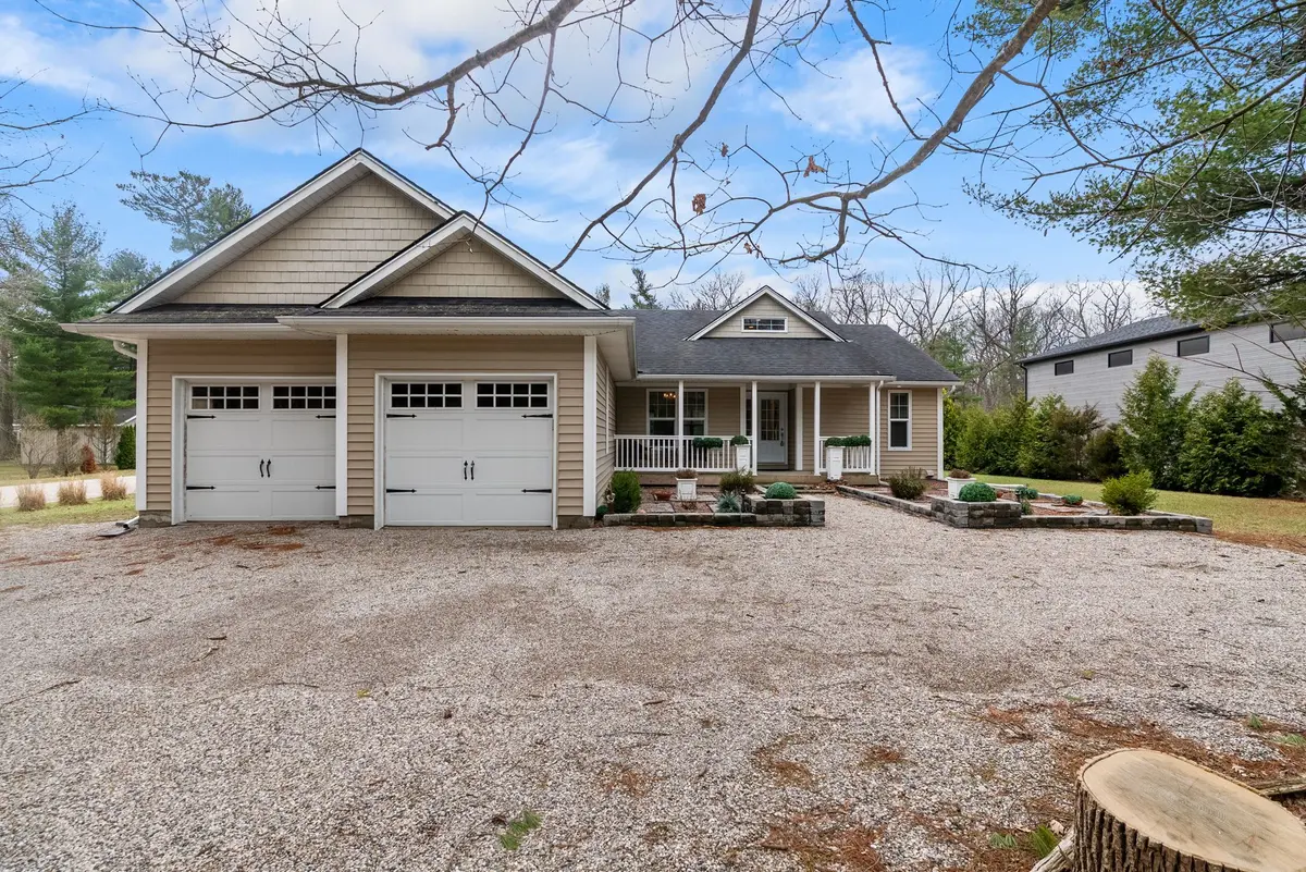 10023 Jenna RD, Lambton Shores, ON N0M 1T0