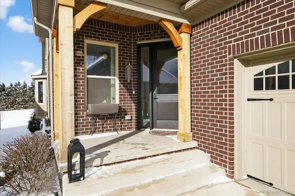 8236 Stoney Creek DR, Green Oak Township, MI 48178