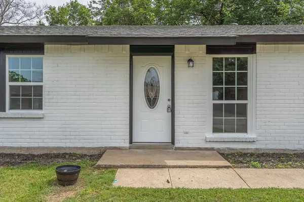 930 Briarwood Drive, Lewisville, TX 75067