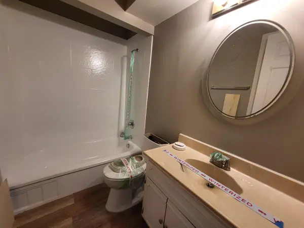 20304 E Eight Mile RD, Harper Woods City, MI 48225