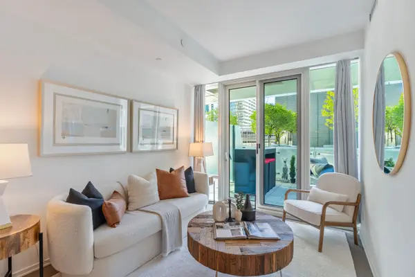 1 Bloor ST E #303, Toronto C08, ON M4W 0A8