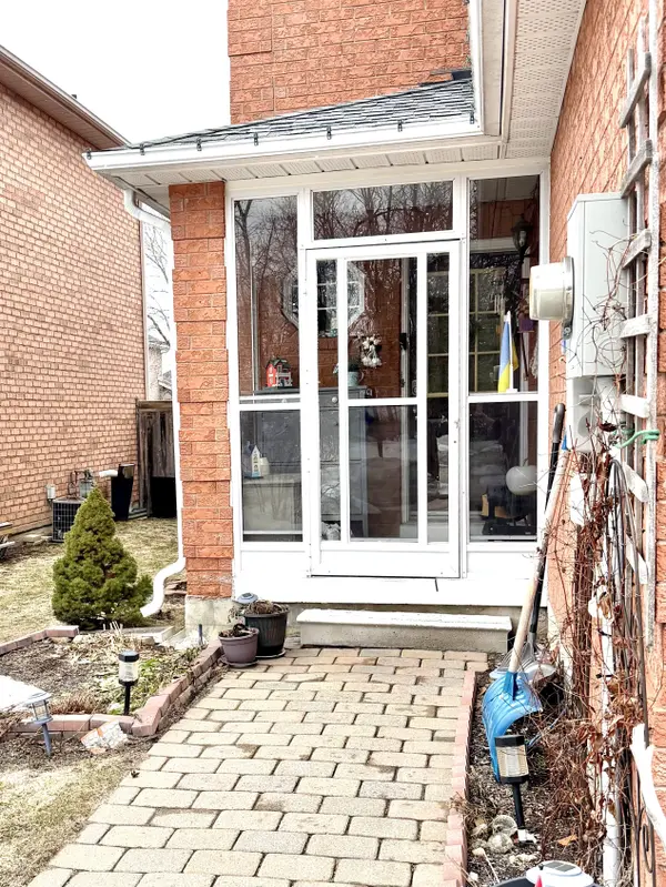 90 Bruce CRES, Barrie, ON L4N 8P4