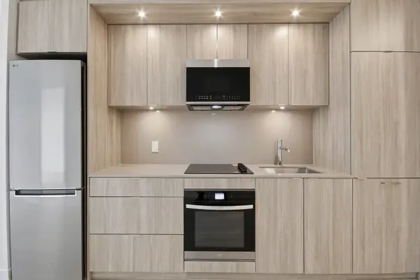 25 Cordova AVE #418, Toronto W08, ON M9A 0E5