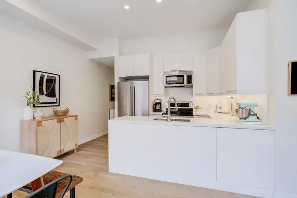 1396 Bloor ST W #3, Toronto W02, ON M6P 4H6