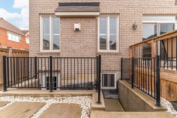 220 Castle Oaks Crossing N/A, Brampton, ON L6P 3X2