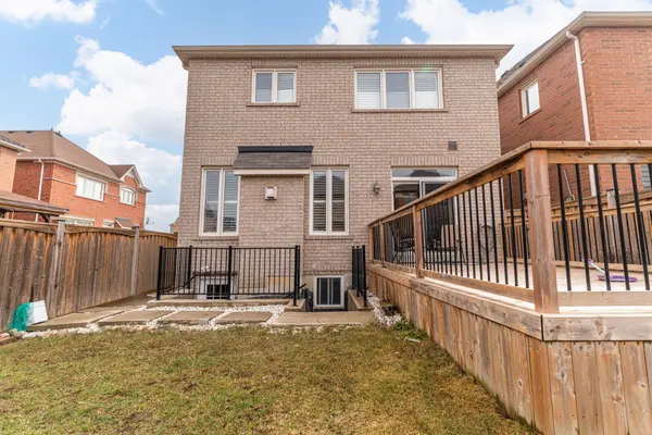 220 Castle Oaks Crossing N/A, Brampton, ON L6P 3X2