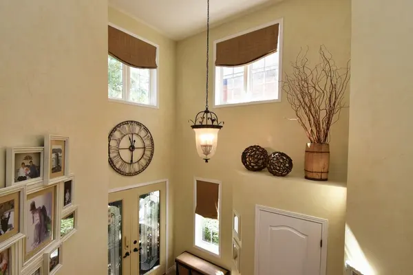 35 Eringate DR, Hamilton, ON L8J 3Y4