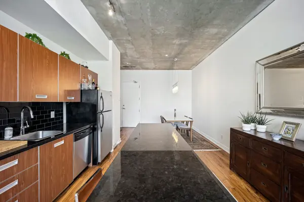 60 Bathurst ST #303, Toronto C01, ON M5V 2P4