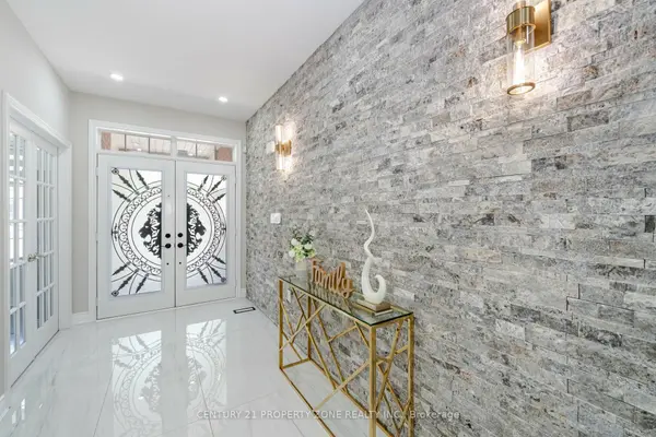 8 Teal Crest CIR, Brampton, ON L6X 2Z6