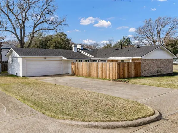 3838 Crestpark Drive, Farmers Branch, TX 75244