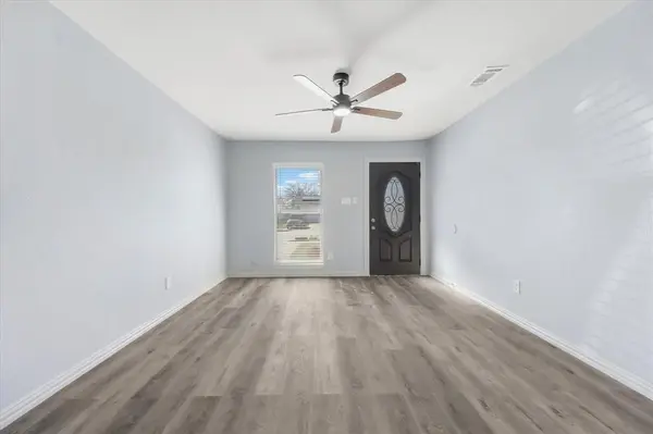 802 La Fiesta Drive, Grand Prairie, TX 75052