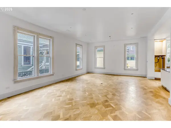 2377 NW KEARNEY ST, Portland, OR 97210