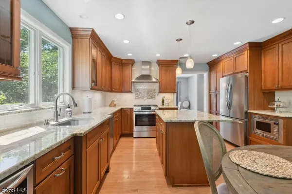 204 Deerfield Ln, Franklin Lakes Boro, NJ 07417