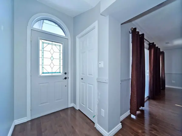 630 Wychwood ST #2, Oshawa, ON L1G 2T3