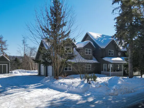 317 Falcon RD, Huntsville, ON P1H 1N3