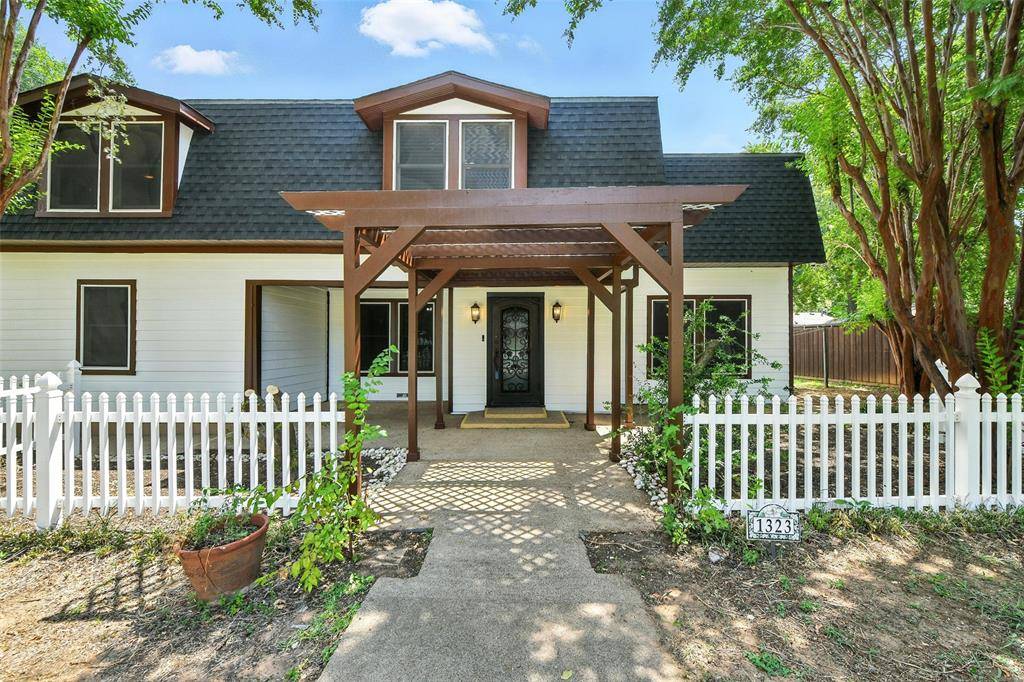 1323 Dublin Street, Grapevine, TX 76051