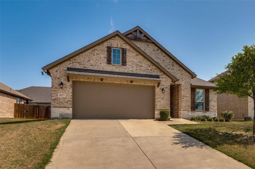 807 Woodcrest Drive, Ennis, TX 75119