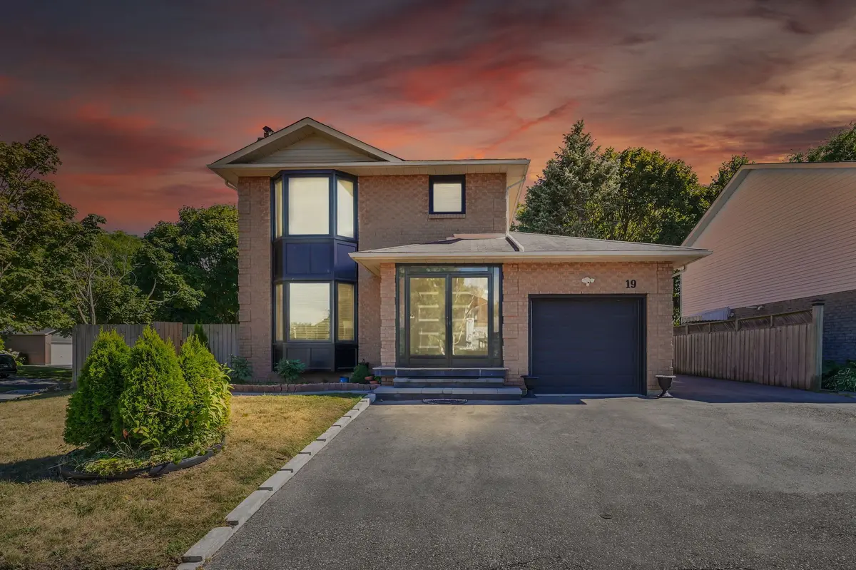 19 Glenabbey DR, Clarington, ON L1E 1C1