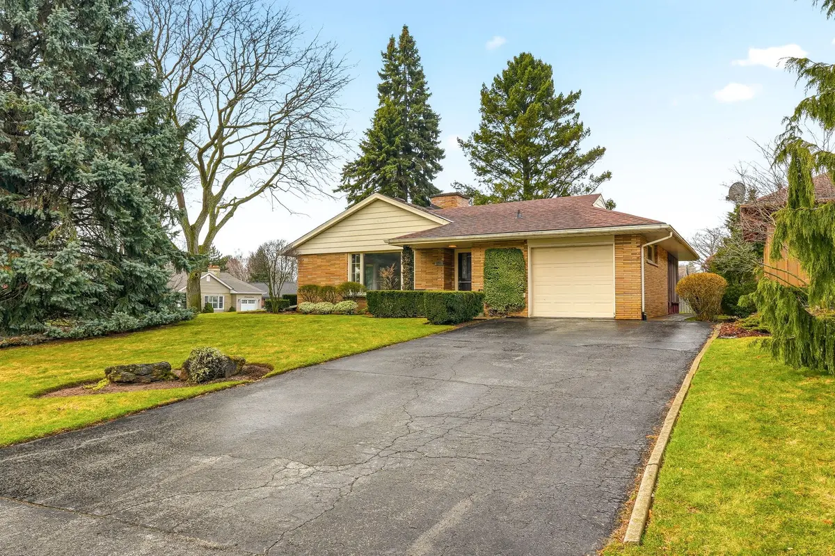 890 Falcon BLVD, Burlington, ON L7T 3B7