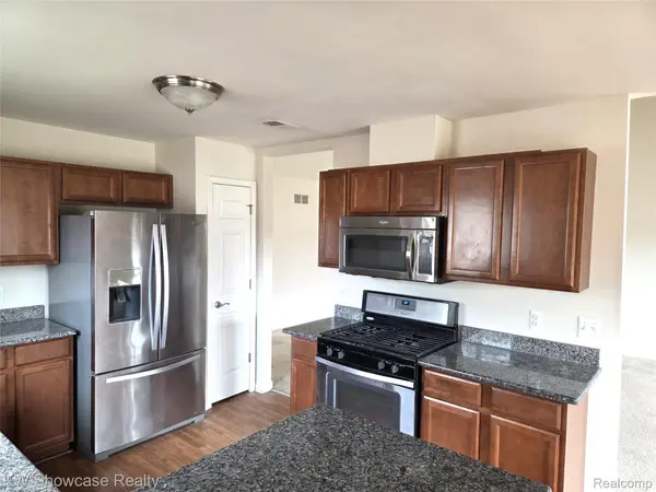 29445 Woodpark CIR #36, Warren, MI 48092