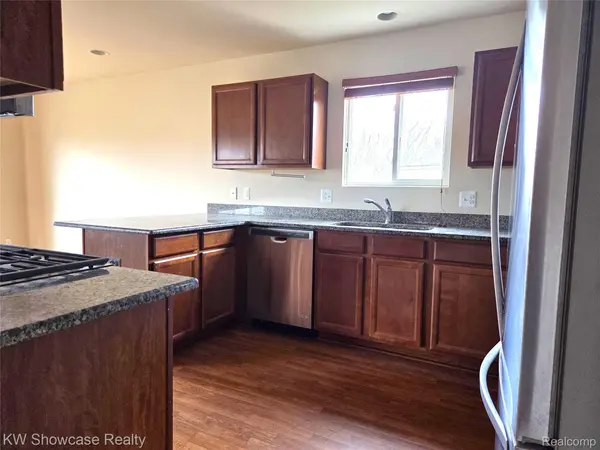 29445 Woodpark CIR #36, Warren, MI 48092