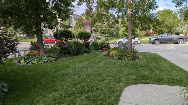 245 Sandringham RD NW, Calgary, AB T3K 3Z1