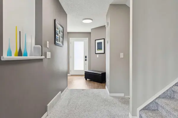 245 Sandringham RD NW, Calgary, AB T3K 3Z1