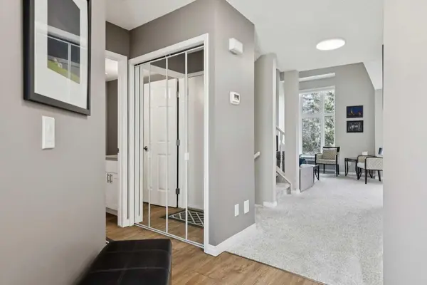 245 Sandringham RD NW, Calgary, AB T3K 3Z1