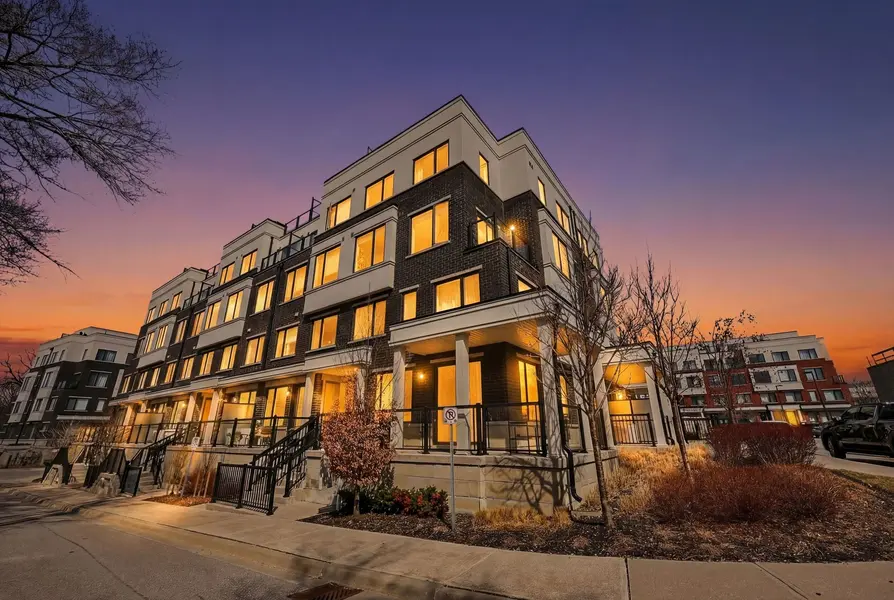 300 Alex Gardner CIR #42, Aurora, ON L4G 3G5