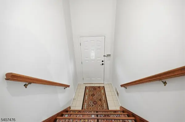 5 Mountain Ridge Rd, Bloomingdale Boro, NJ 07403