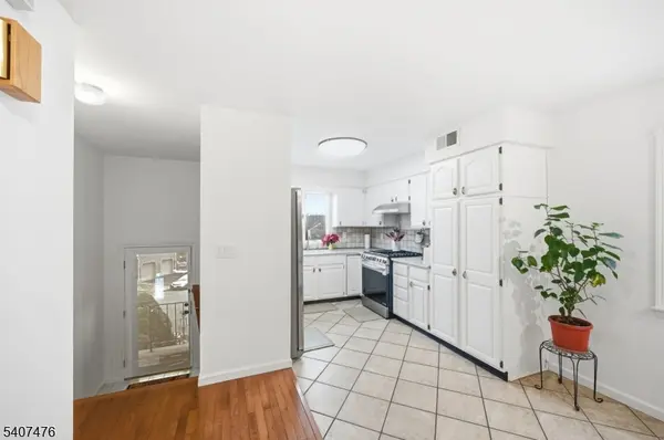 5 Mountain Ridge Rd, Bloomingdale Boro, NJ 07403