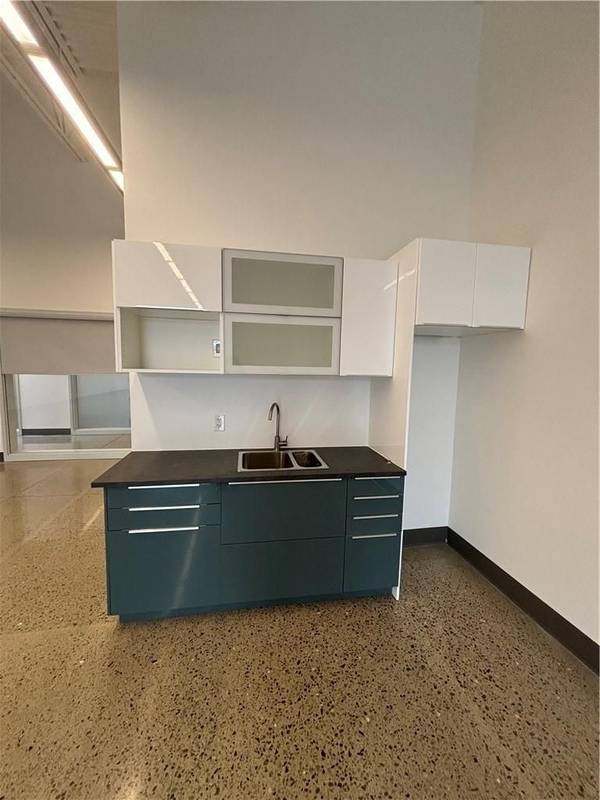 3325 Harvester RD #7, Burlington, ON L7N 3N2