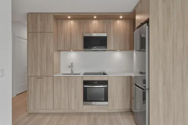 25 Cordova AVE #901, Toronto W08, ON M9A 0E5